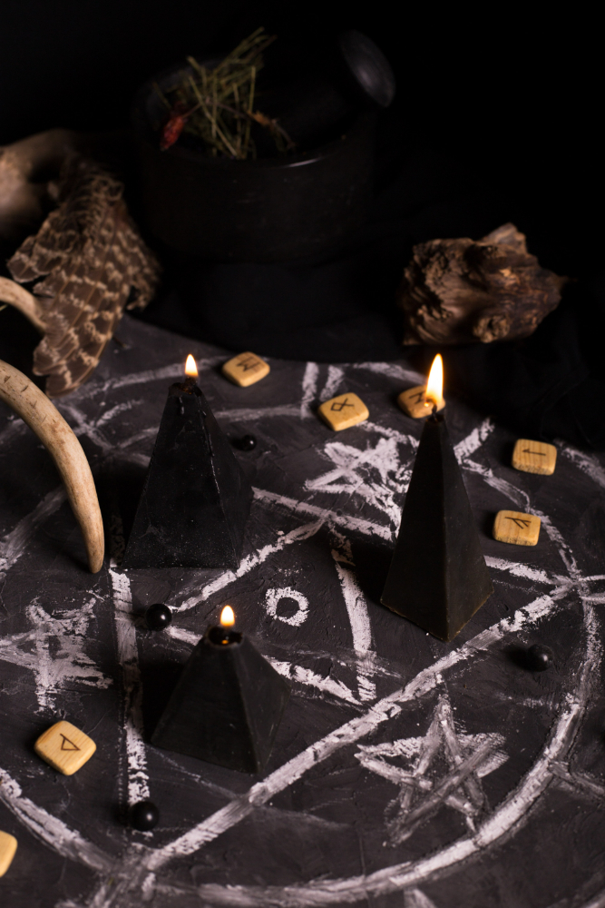 Colț de altar cu lumânări și obiecte de ritual